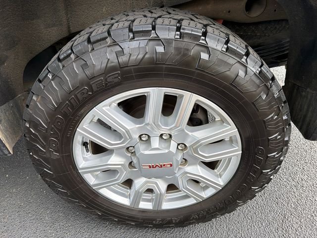 Used 2024 White GMC SLT image 19