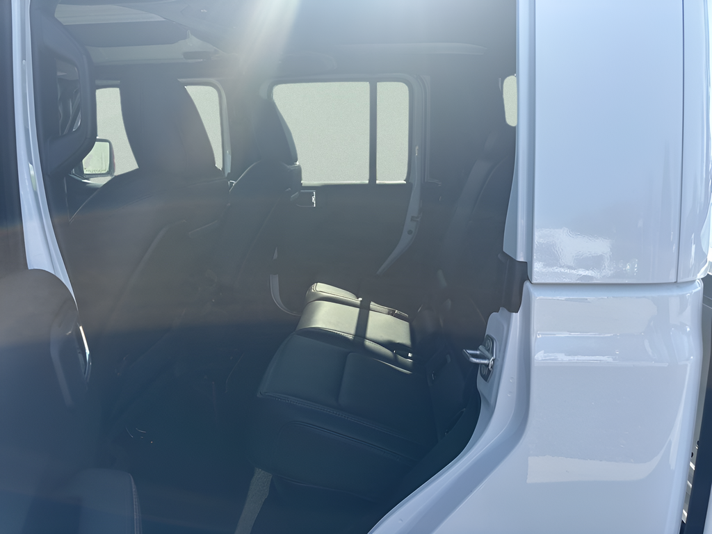New 2026 Bright White Clear-Coat Exterior Paint Jeep Sahara image 25