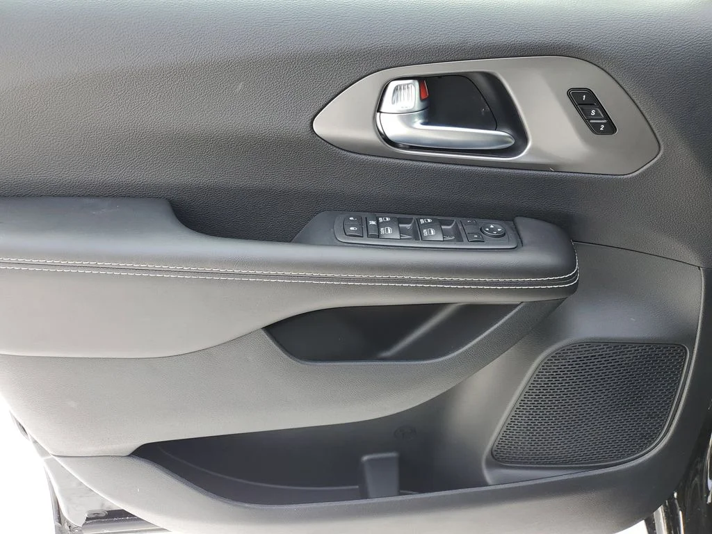 2026 Chrysler Pacifica Select - Photo 24