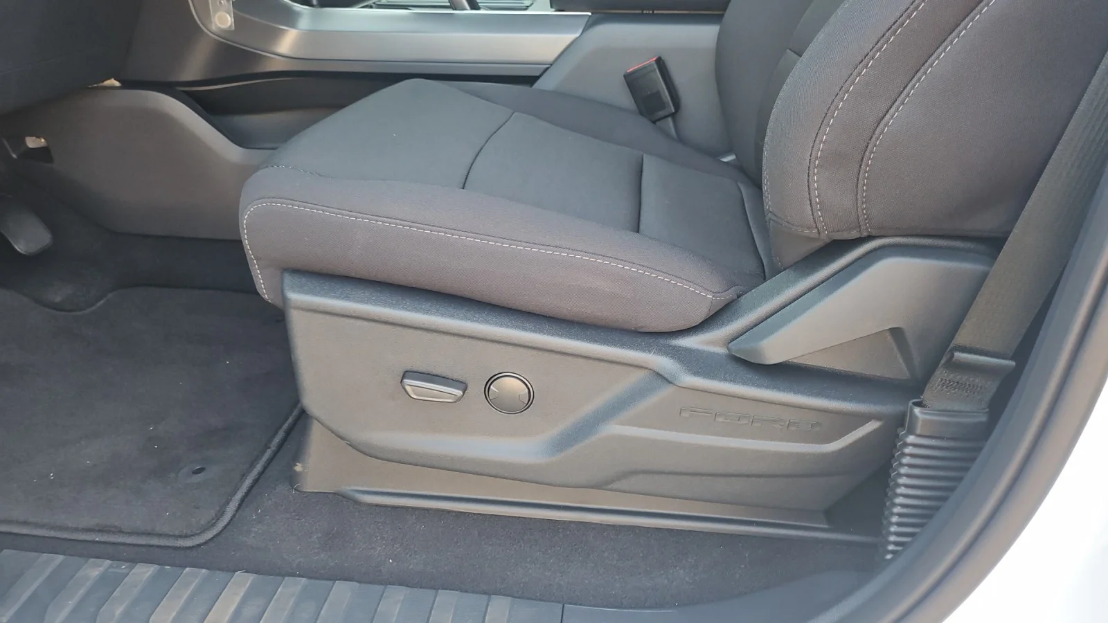 New 2026 Oxford White Ford XLT 4WD image 11