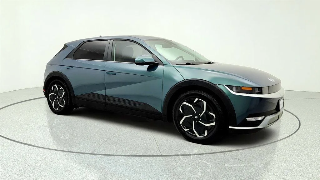 Used 2024 Digital Teal Hyundai SEL RWD image 3