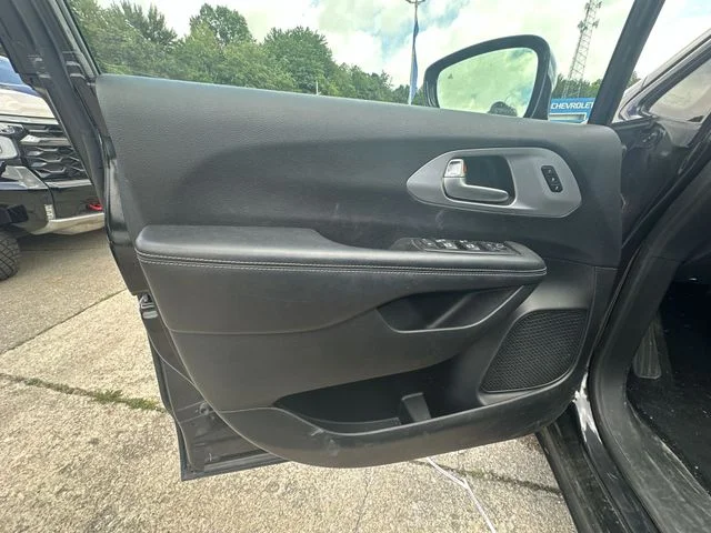 Used 2018 Black Chrysler Limited image 25