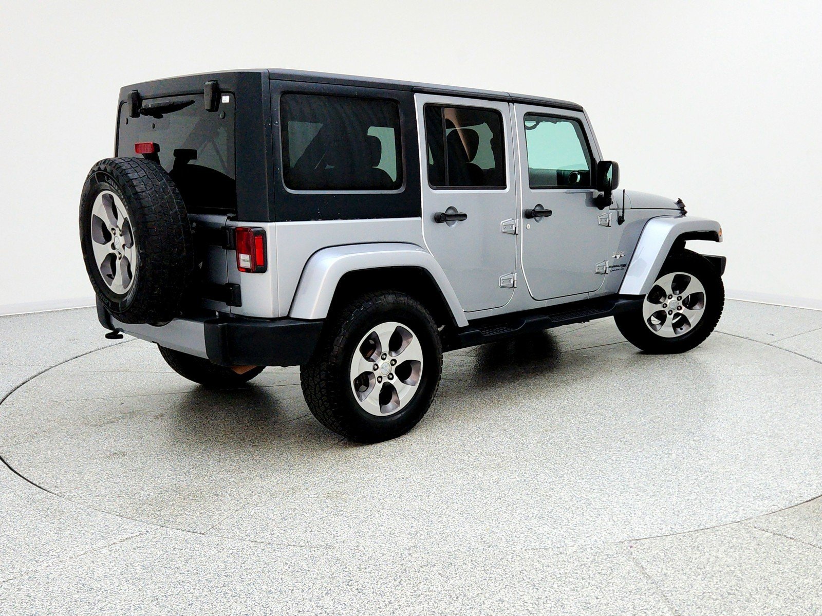 Used 2018 Billet Silver Metallic Clearcoat Jeep Sahara image 6