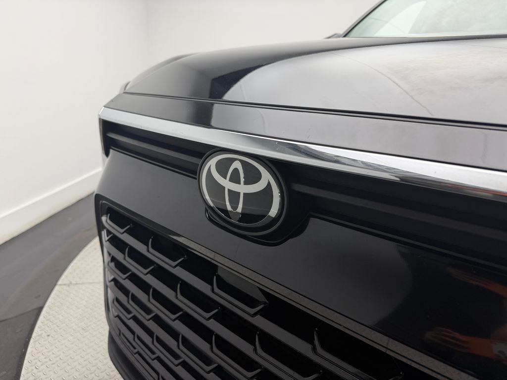 Used 2025  Toyota XLE image 11
