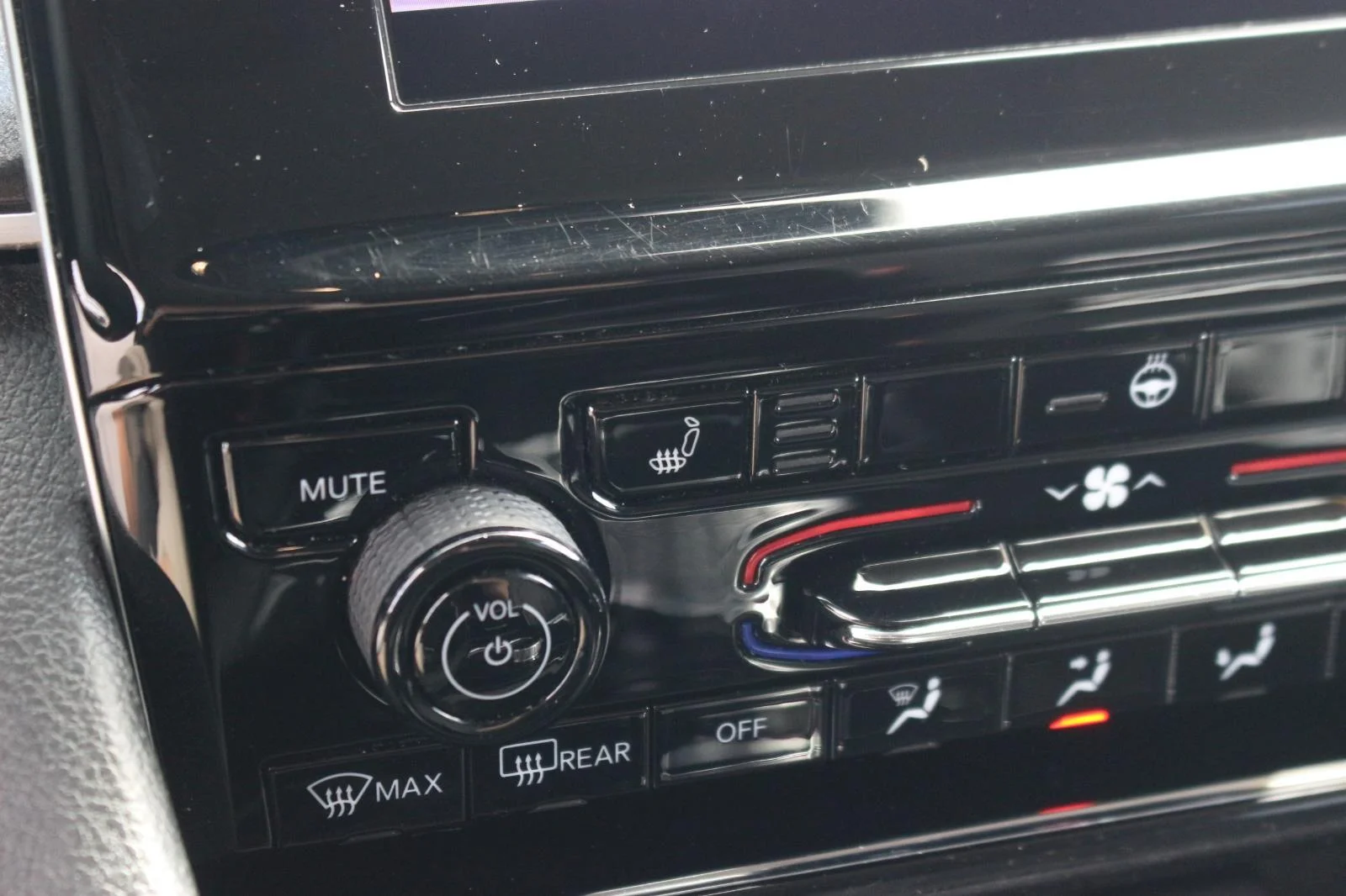 Used 2022 Gray Jeep Laredo image 25