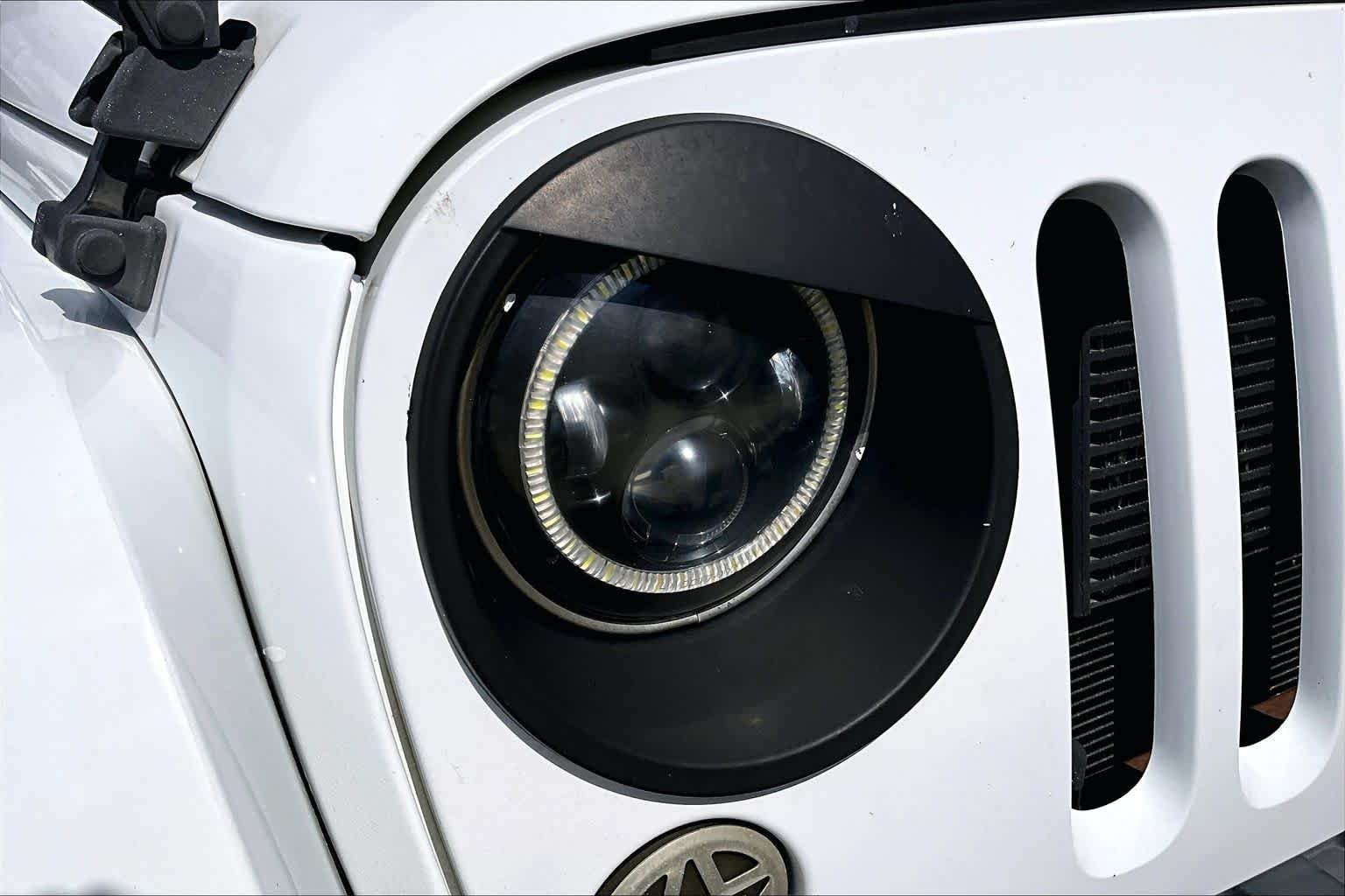 Used 2014 Bright White Clearcoat Jeep Sahara image 21