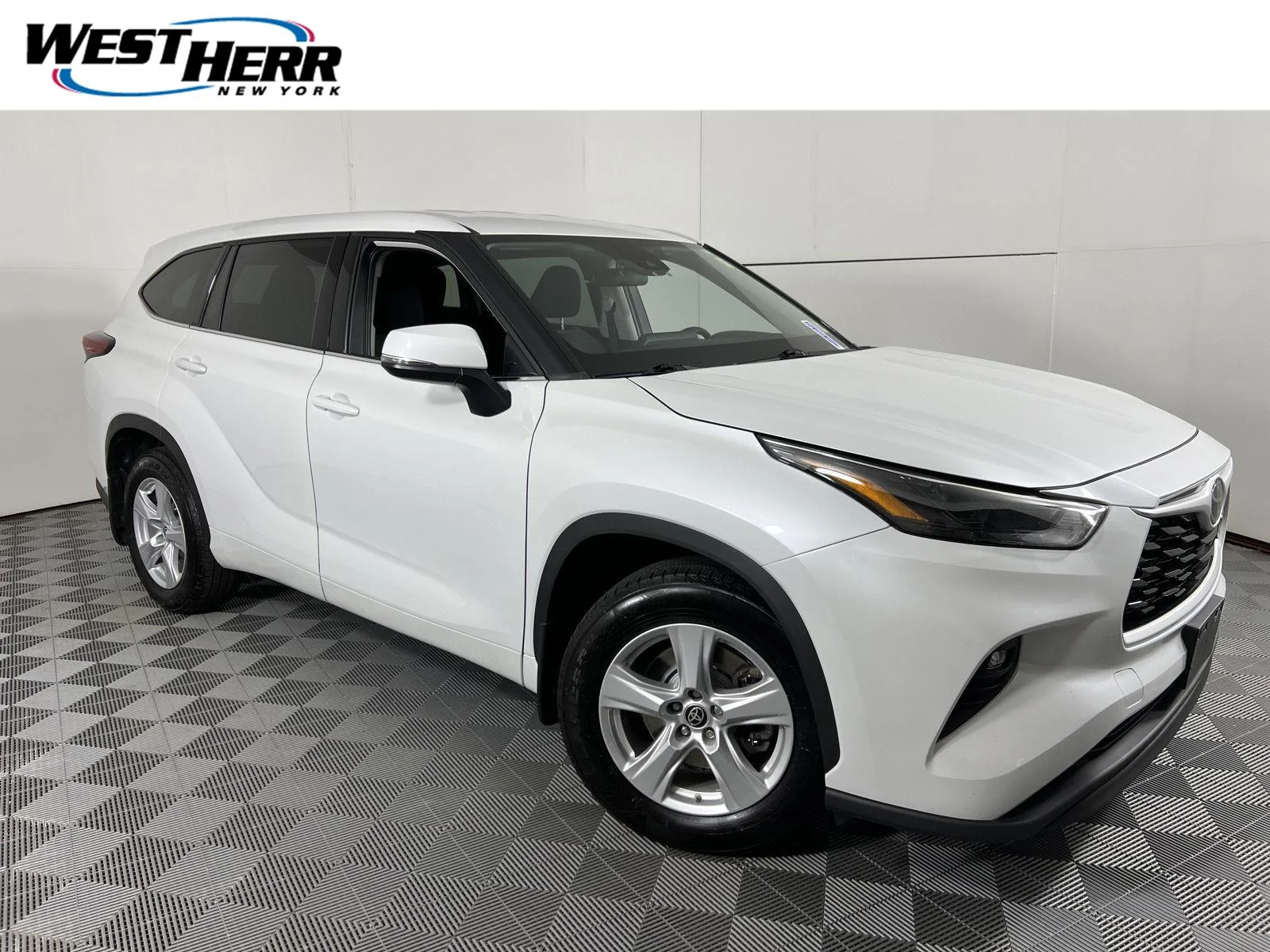 Used 2022 Wind Chill Pearl Toyota LE image 1