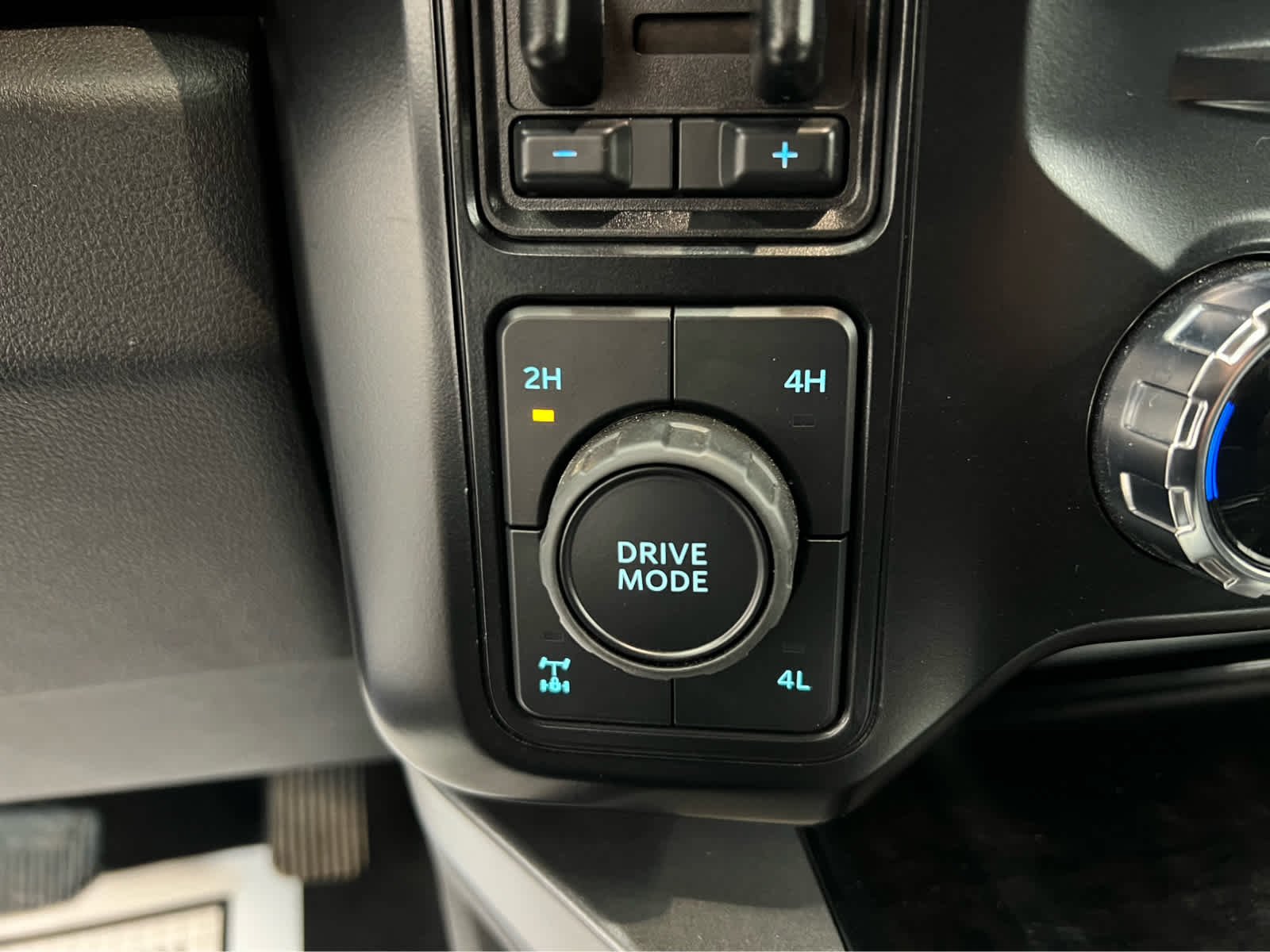 Used 2024 Carbonized Gray Metallic Ford LARIAT image 25