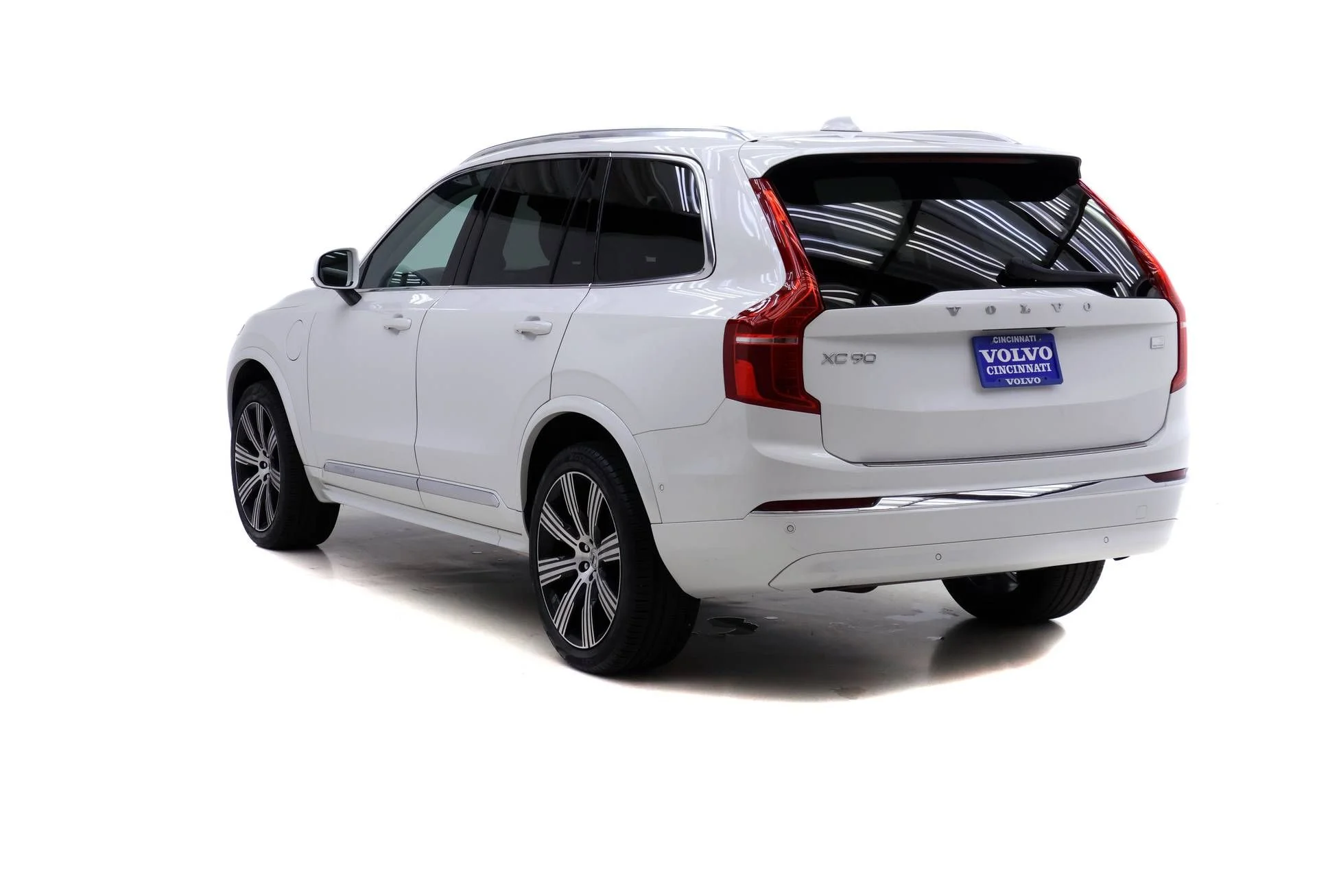 Certified Used 2023 White Volvo T8 Plus 6 Passenger image 5