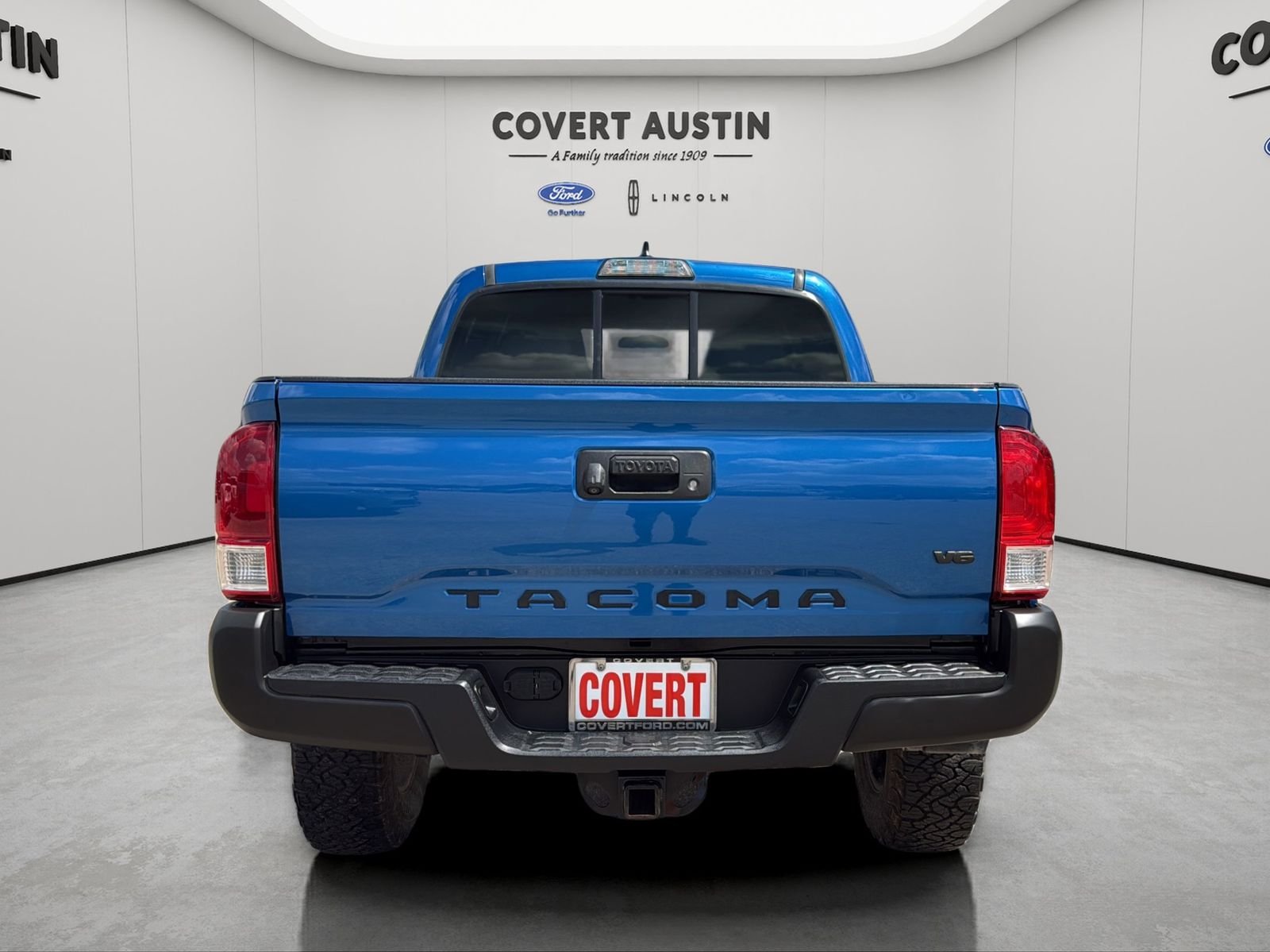 Used 2016 Blue Toyota SR5 image 4