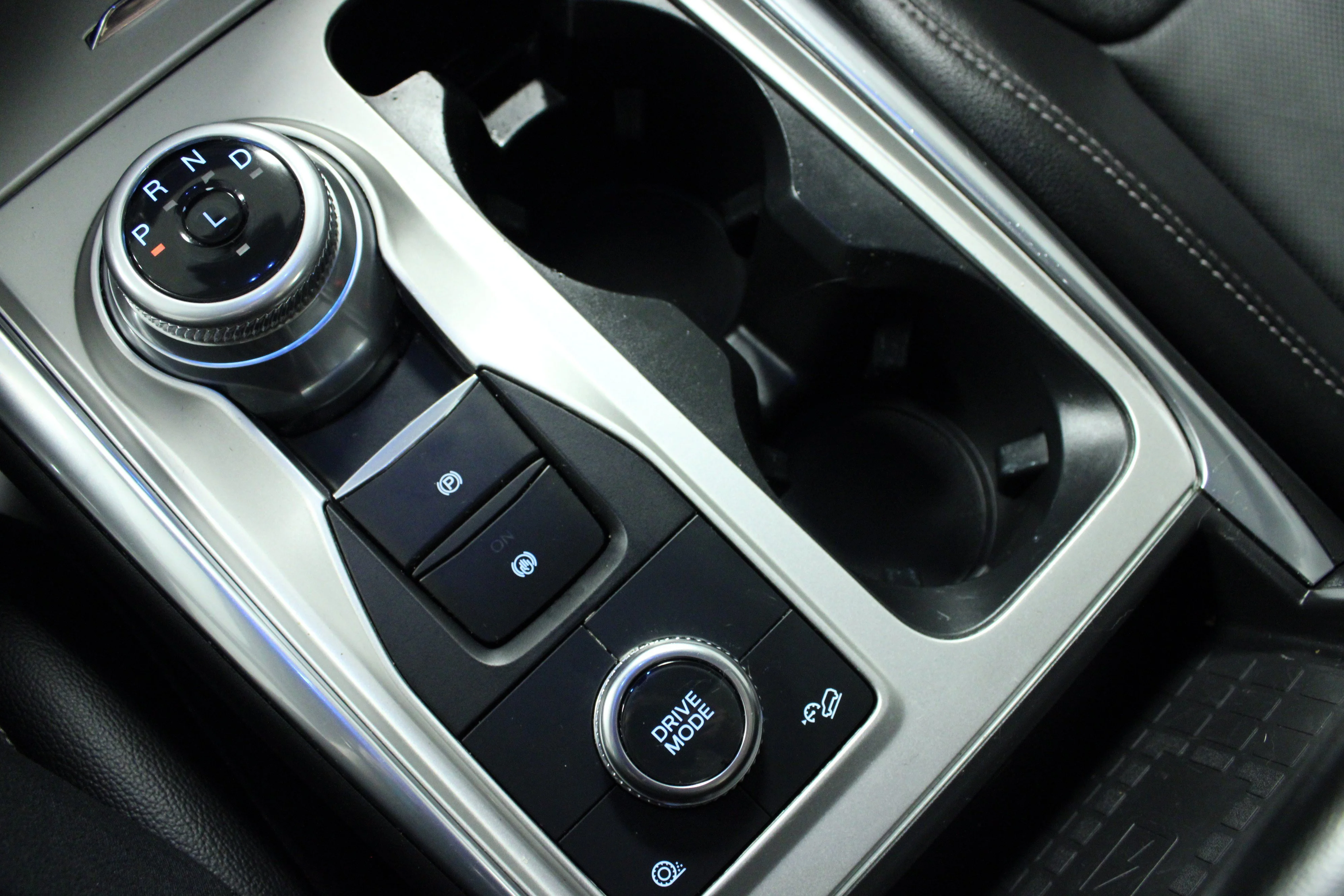 Used 2022 White Metallic Ford Limited image 24