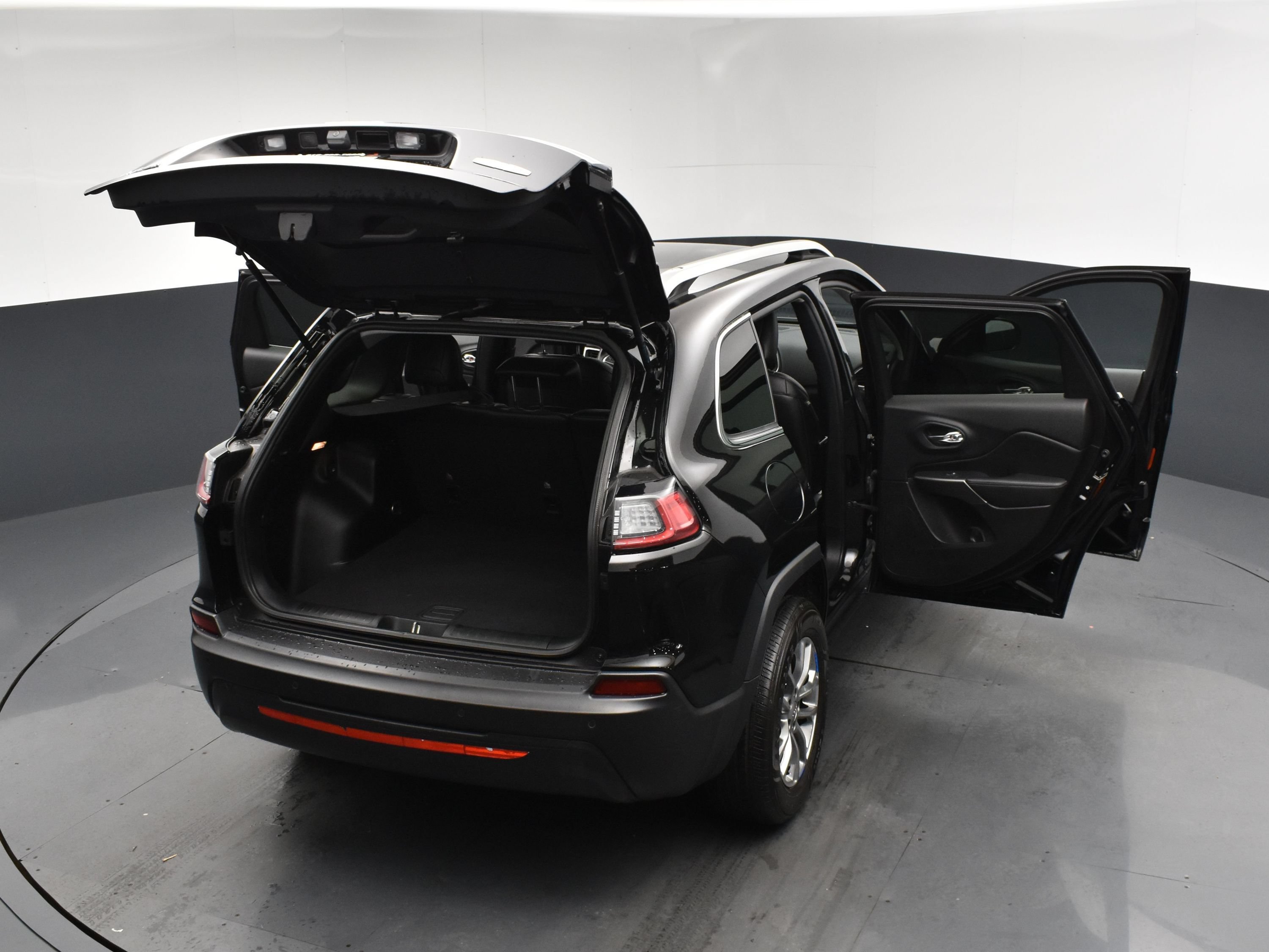 Used 2019 Diamond Black Crystal Pearlcoat Jeep Latitude Plus image 24