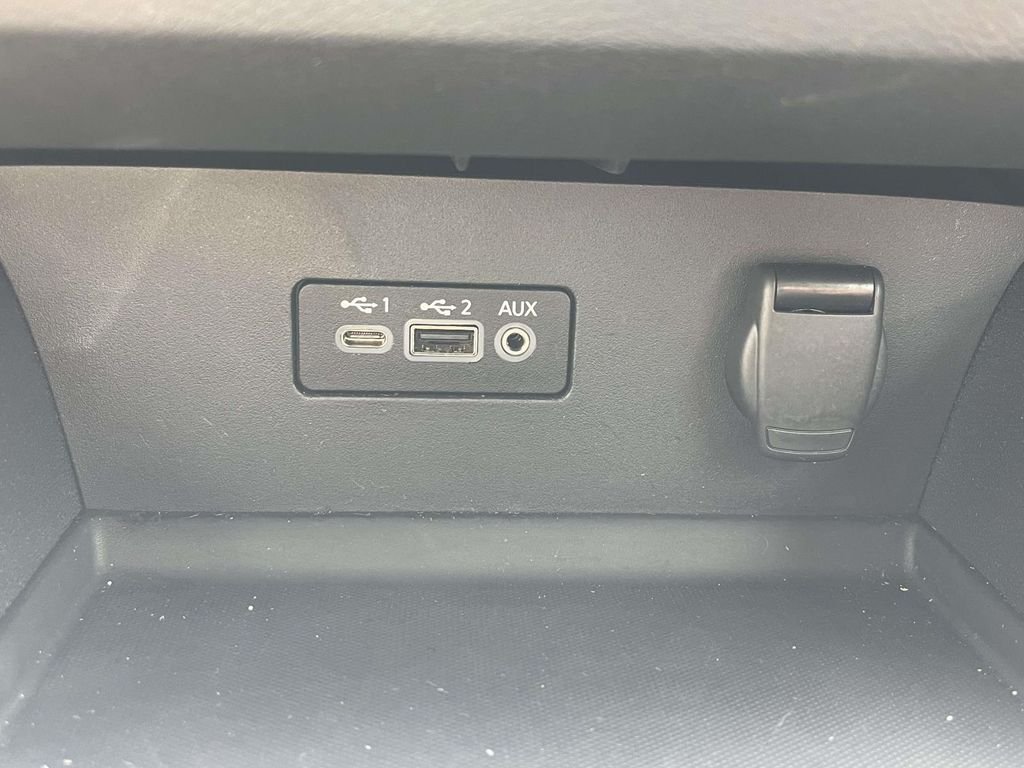 Used 2025 White Nissan 2.5 SV image 27