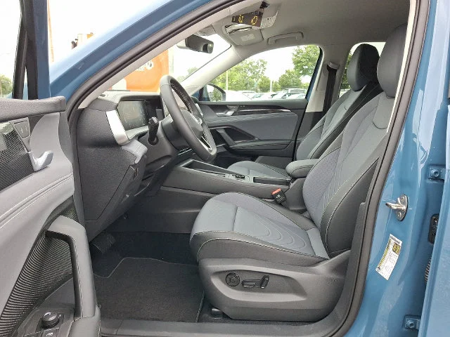 2025 Volkswagen Tiguan SE - Photo 9