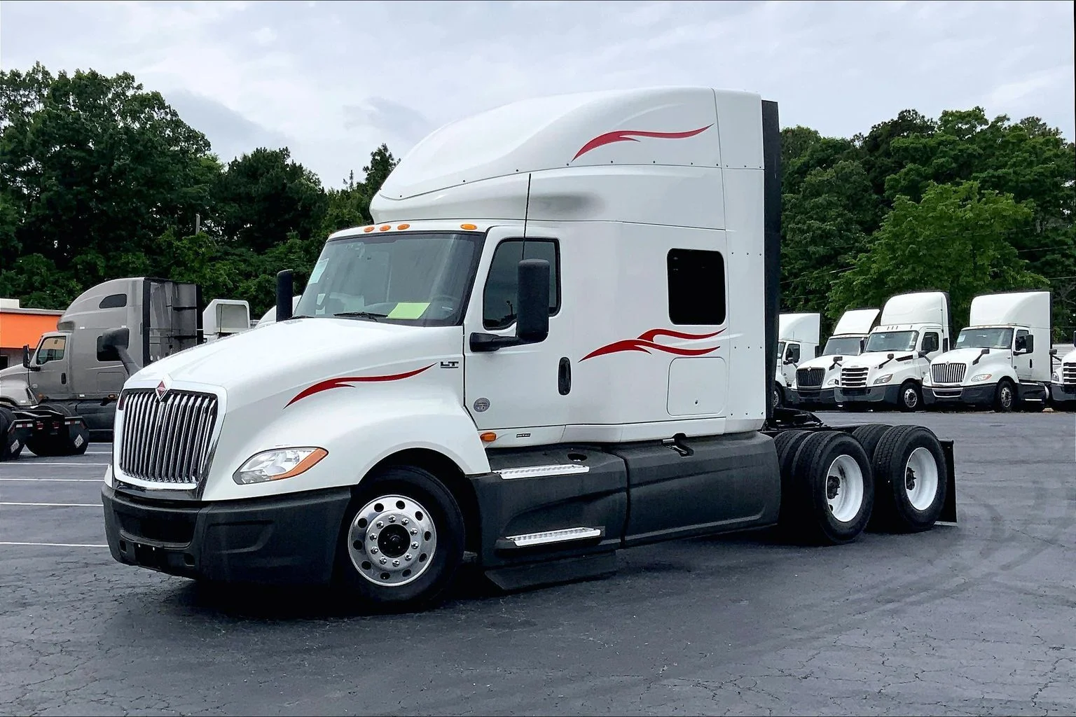 Used 2023 White International  image 2