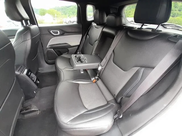 Used 2024 Silver Jeep Latitude image 33