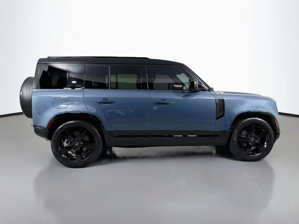 Used 2023 Blue Land Rover X-Dynamic SE image 4