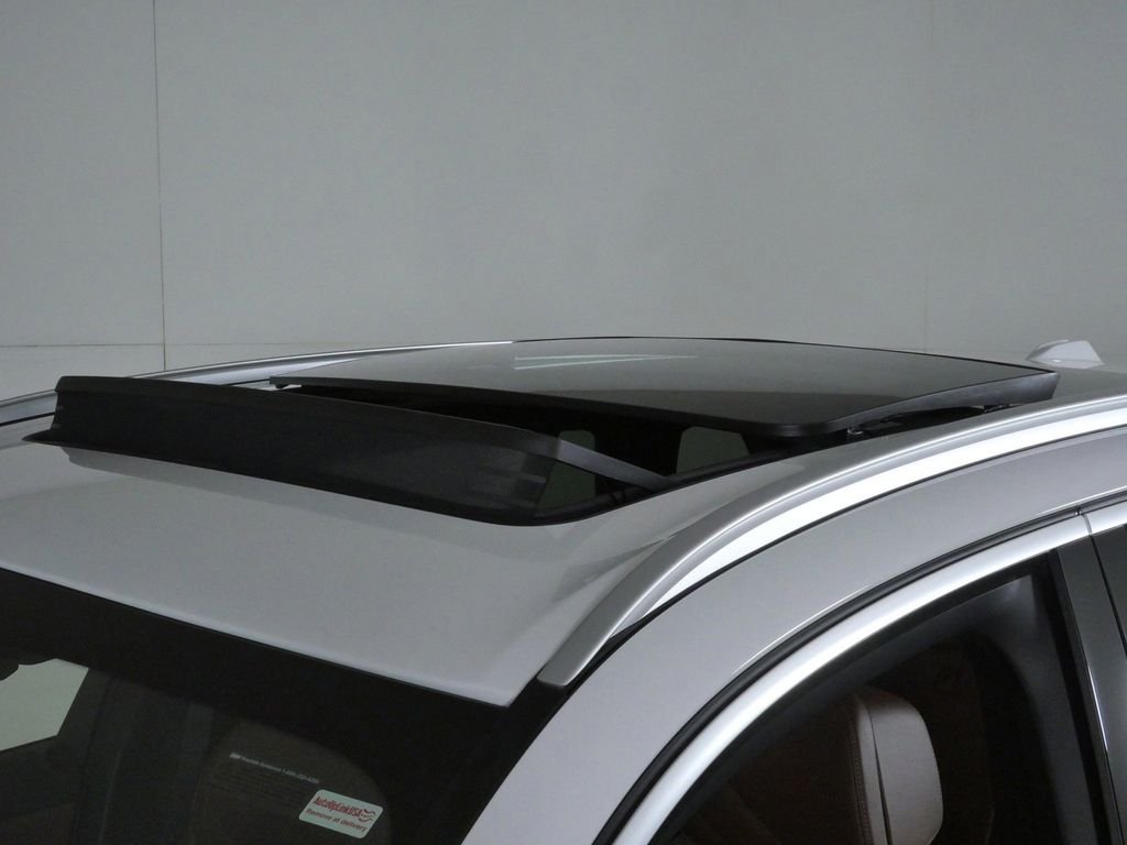 Used 2026 Alpine White BMW xDrive50e image 18