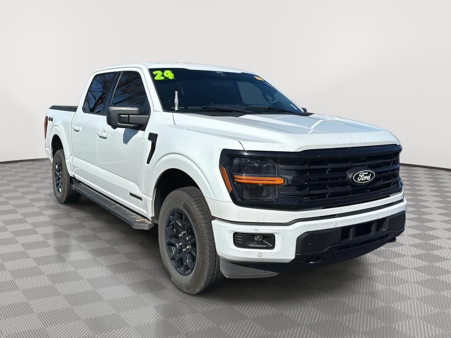 Used 2024 Oxford White Ford XLT image 1