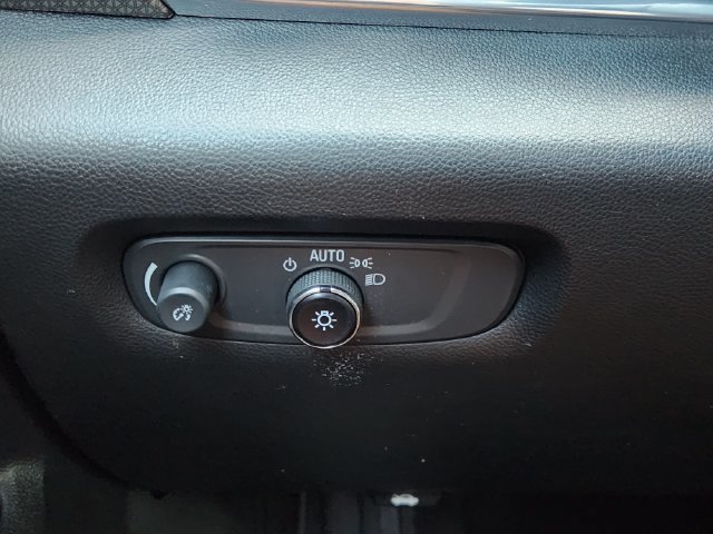 Used 2023 SUMMIT WHITE Chevrolet Premier image 25