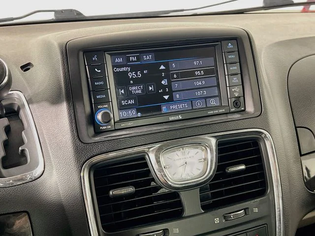 2013 Chrysler Town & Country Touring - Photo 16
