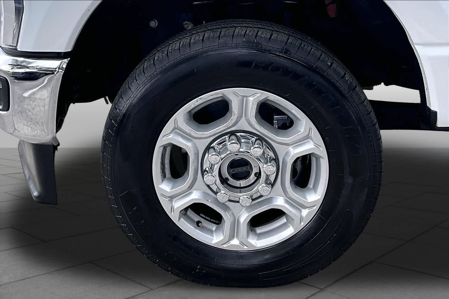 Used 2025 Oxford White Ford XLT image 11