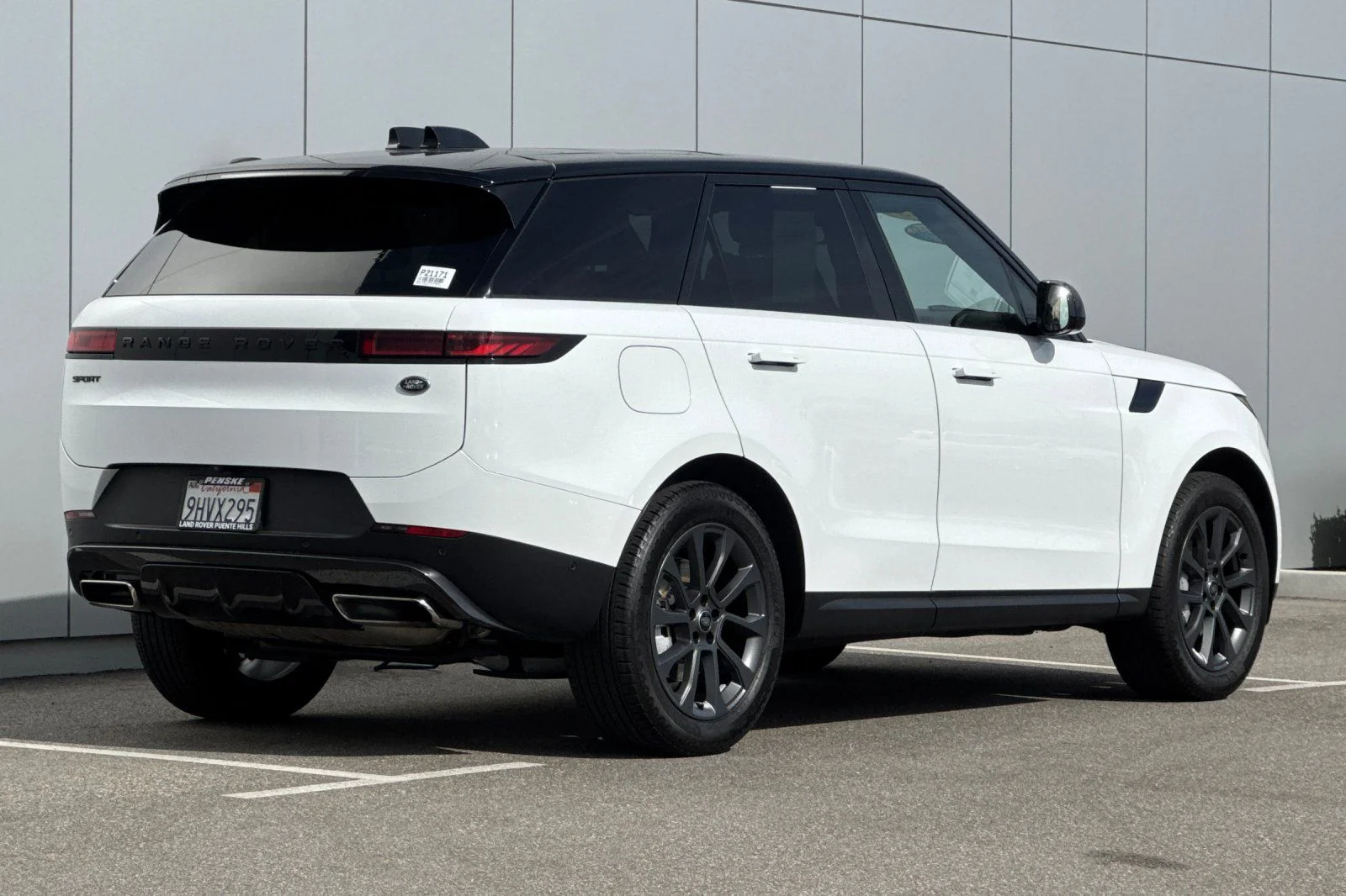 Used 2023 White Land Rover SE image 5