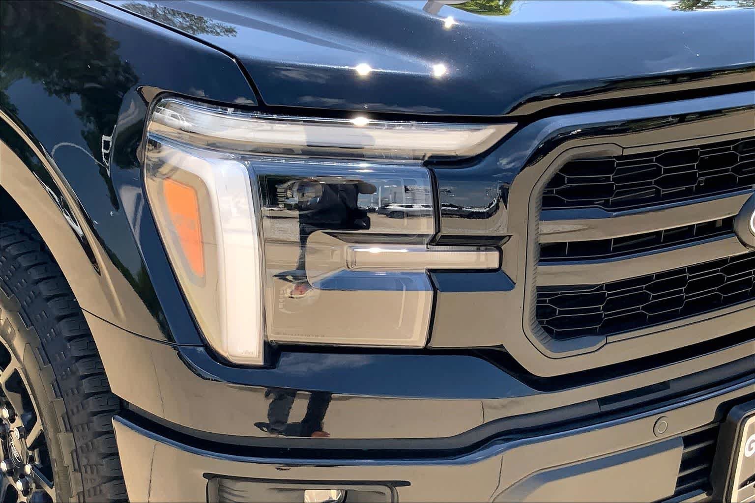 Used 2025 Agate Black Metallic Ford LARIAT image 52