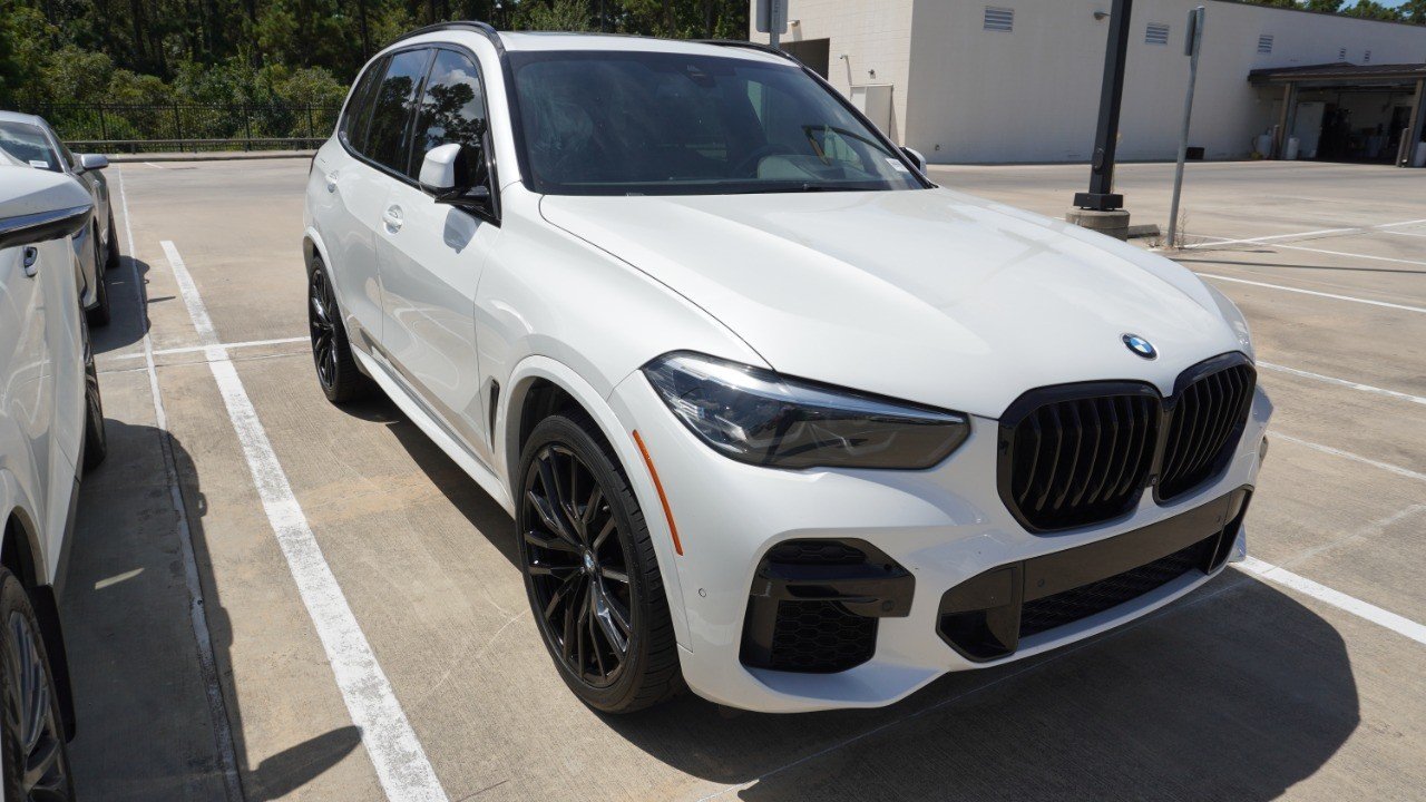 Used 2022 White BMW sDrive40i image 3