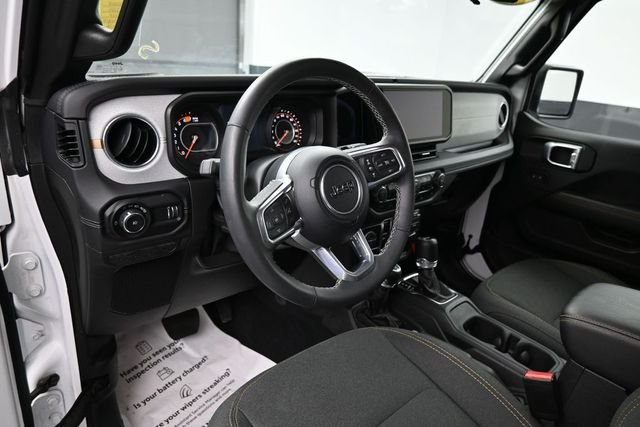 Used 2025 White Jeep Sahara image 25