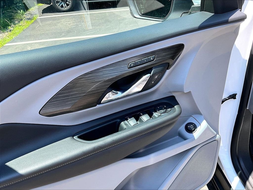 Used 2023 White GMC SLT image 10