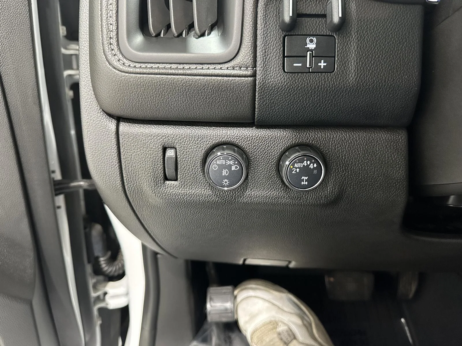 Used 2020 SUMMIT WHITE GMC 4WD SLE image 15