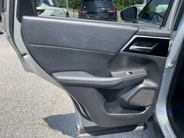Used 2024  Mitsubishi SE image 11