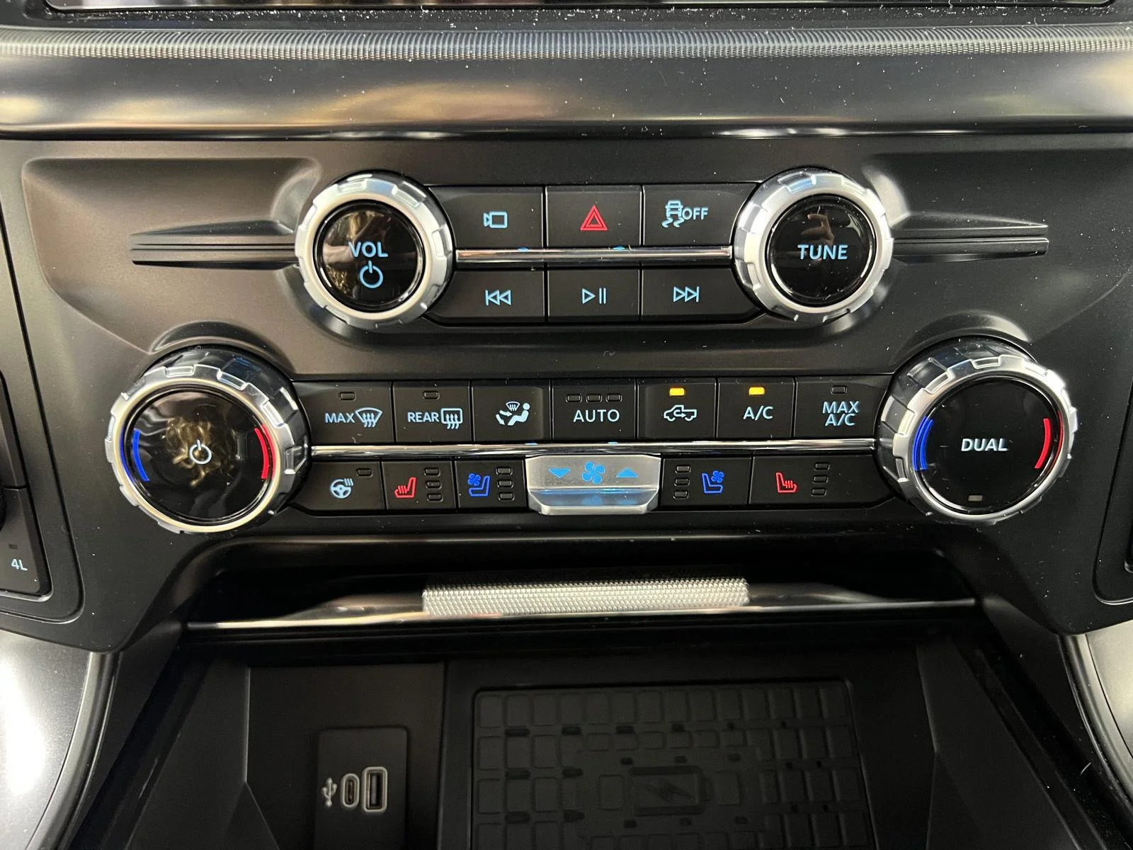 Certified Used 2025 Agate Black Ford LARIAT image 18