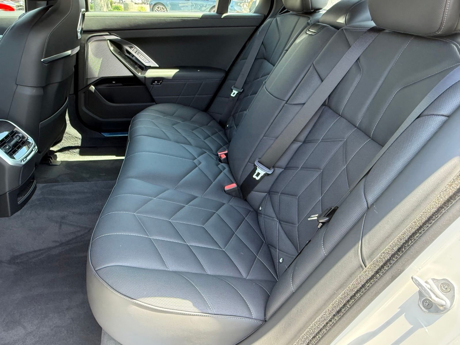 New 2026 Alpine White BMW 750e xDrive image 31