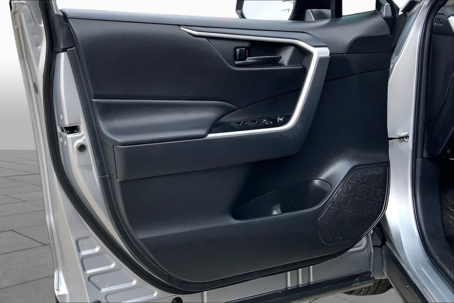 Used 2025 Silver Sky Metallic Toyota LE image 21