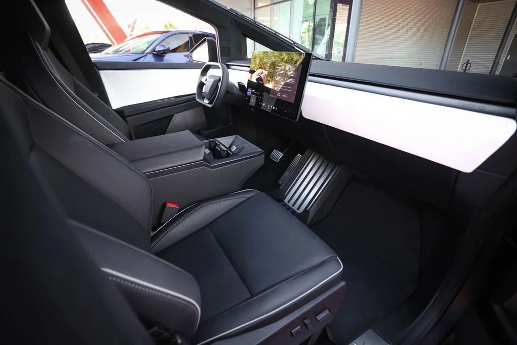 2024 Tesla Cybertruck Base - Photo 43