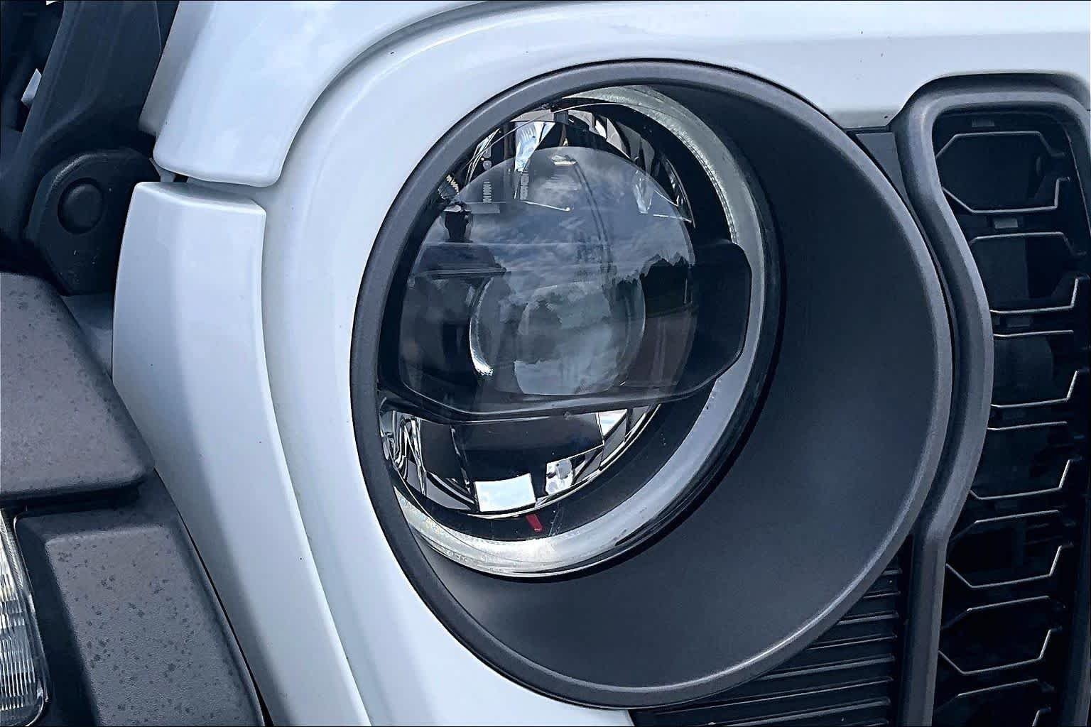 Used 2024 Bright White Clearcoat Jeep Rubicon image 27