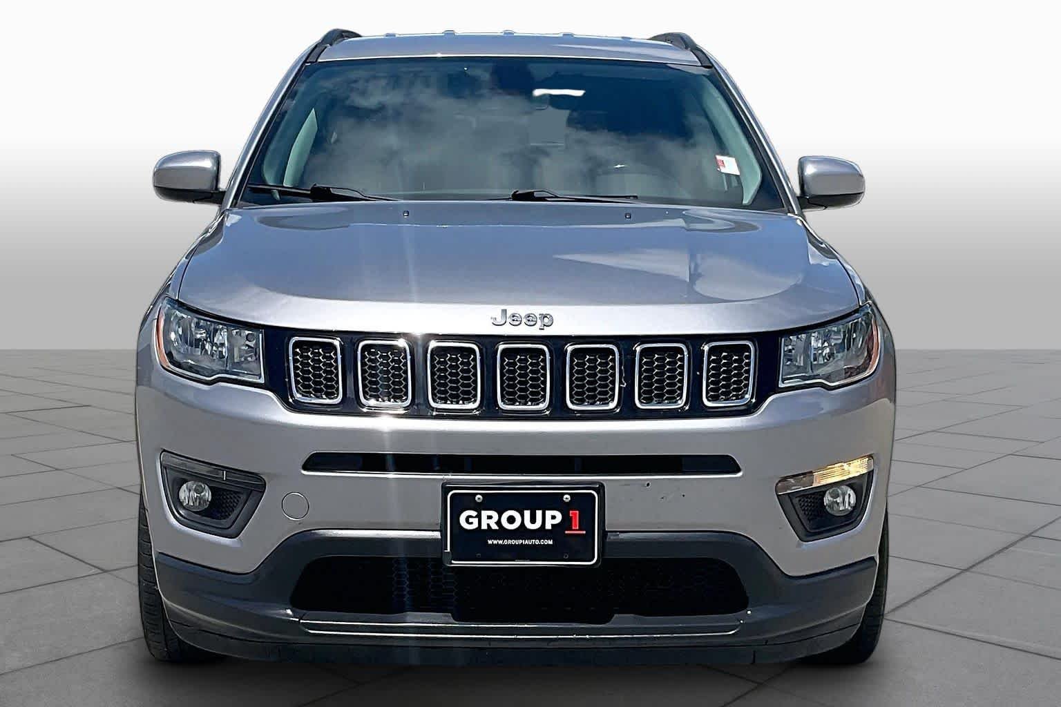 Used 2019 Billet Silver Metallic Clear Coat Jeep Latitude image 4