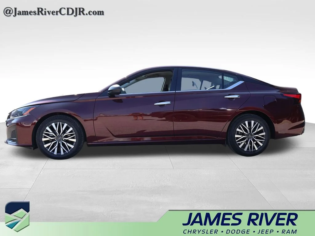 Used 2025 Red Nissan 2.5 SV image 2