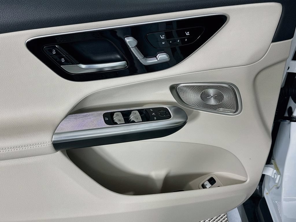 New 2027 MANUFAKTUR Moonlight White Metallic Mercedes-Benz GLC 350e image 52
