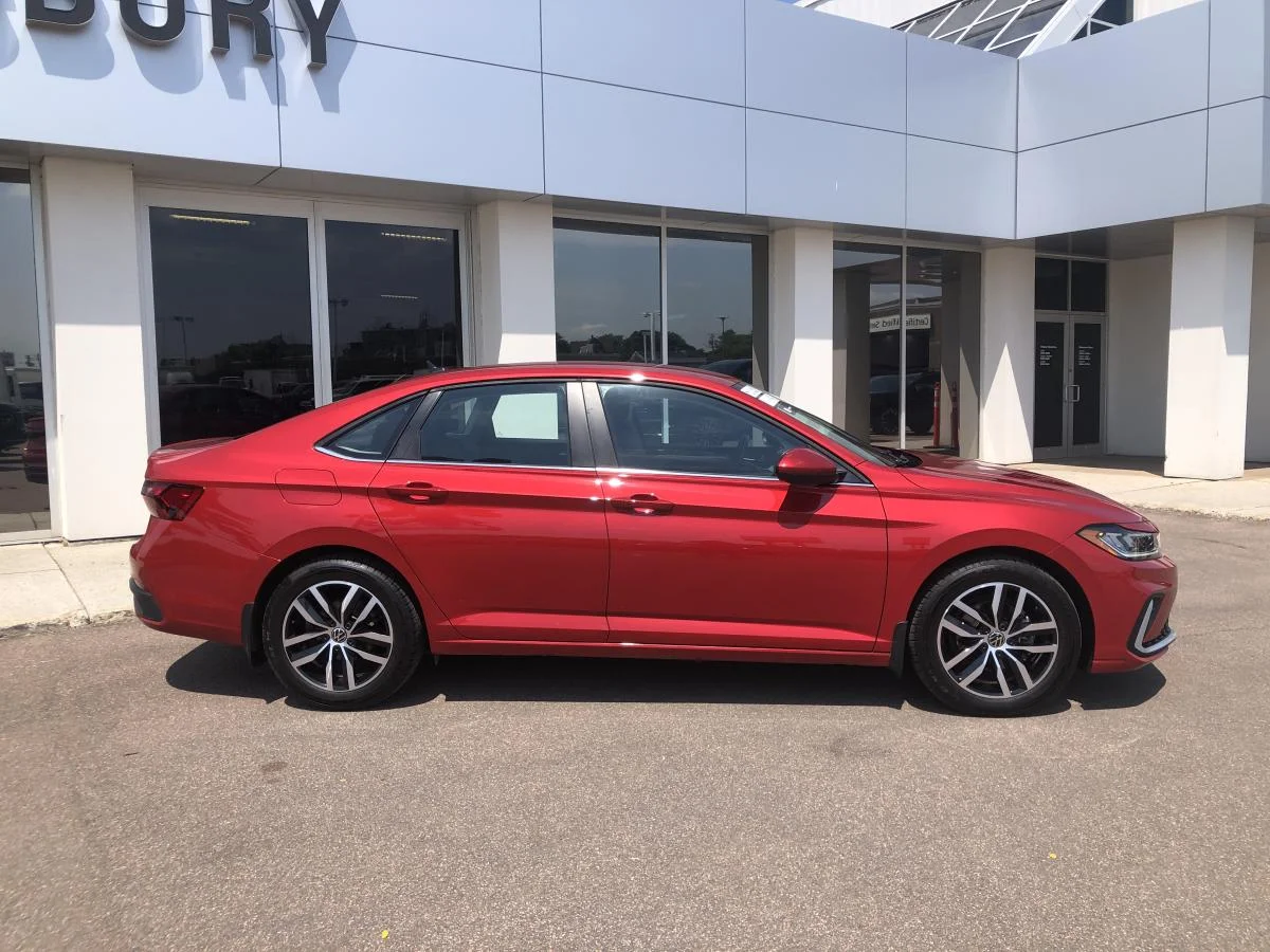 Used 2025 Red Volkswagen Comfortline Auto image 2