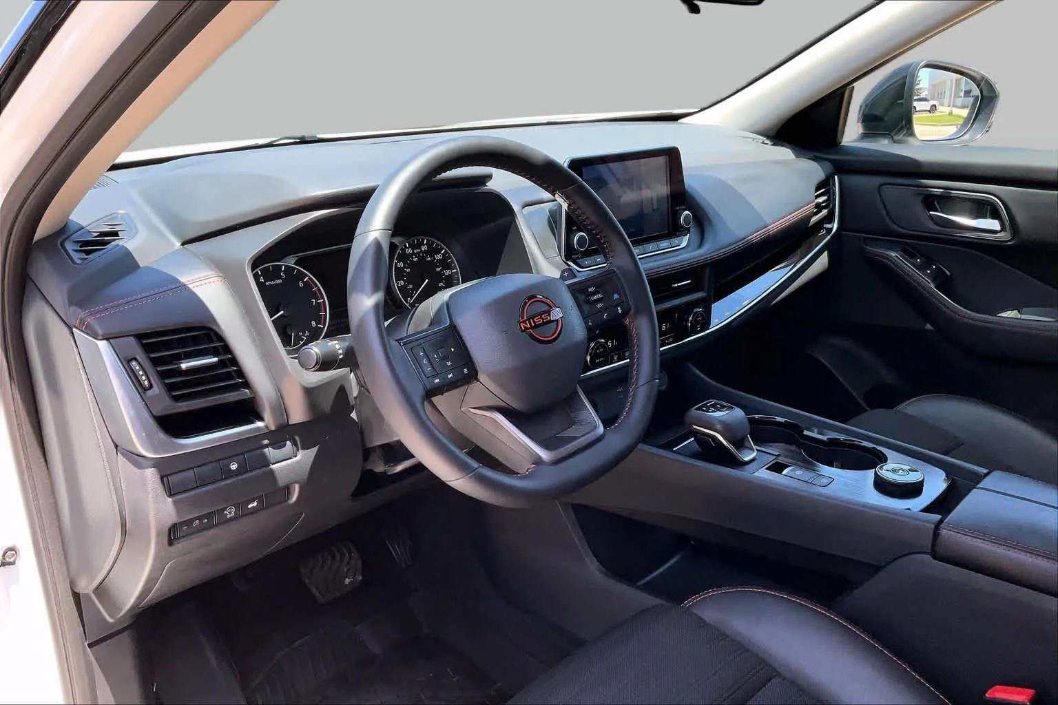 Used 2025 Everest White Pearl Nissan Rock Creek image 15