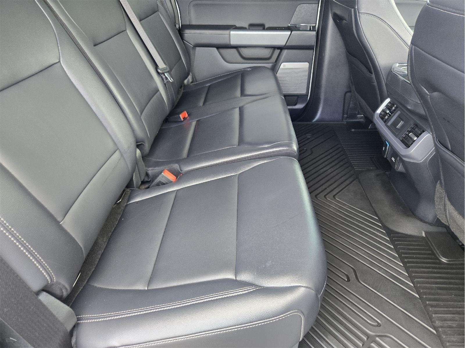 Used 2025 Oxford White Ford XLT image 31