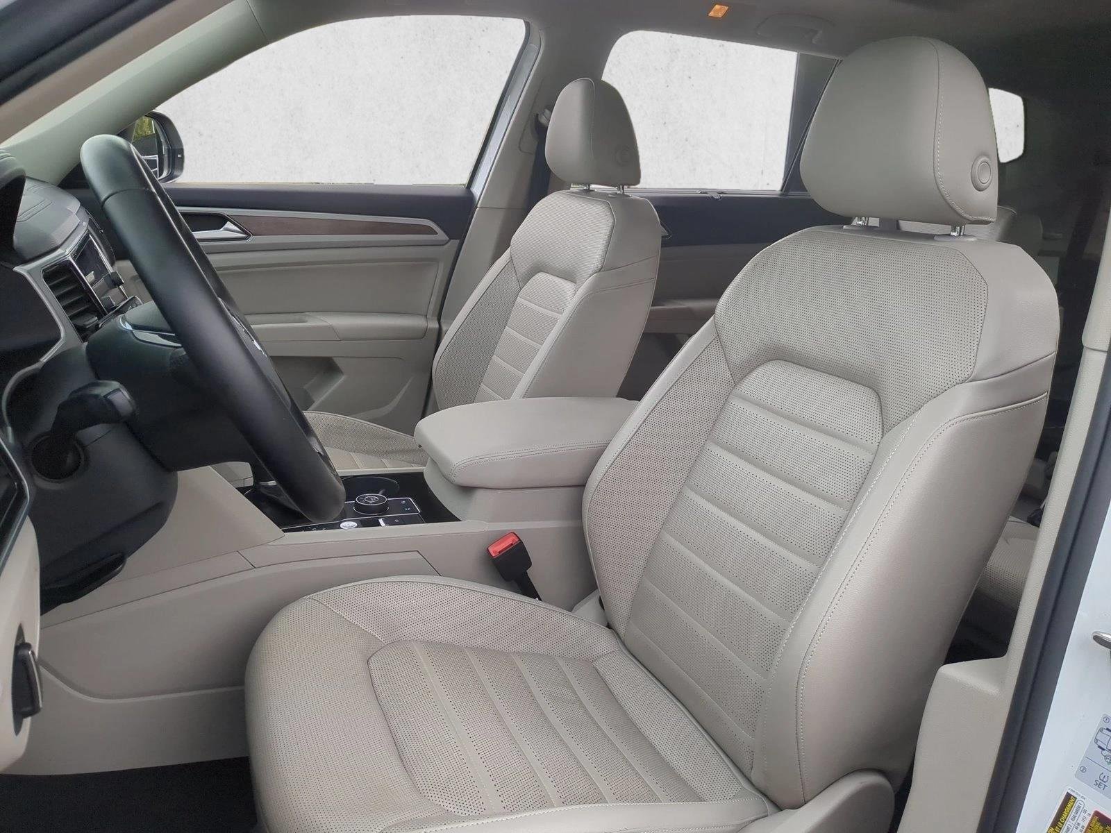 Used 2018 Pure White Volkswagen 3.6L V6 SEL Premium image 17