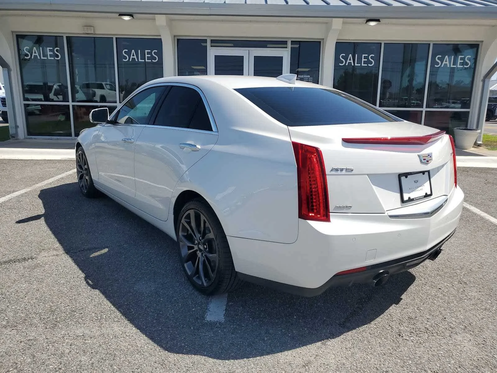 Used 2018 CRYSTAL WHITE TRICOAT Cadillac Luxury AWD image 3