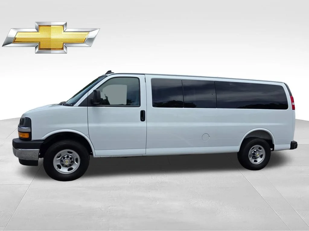 Used 2025 Summit White Chevrolet 1LT image 3