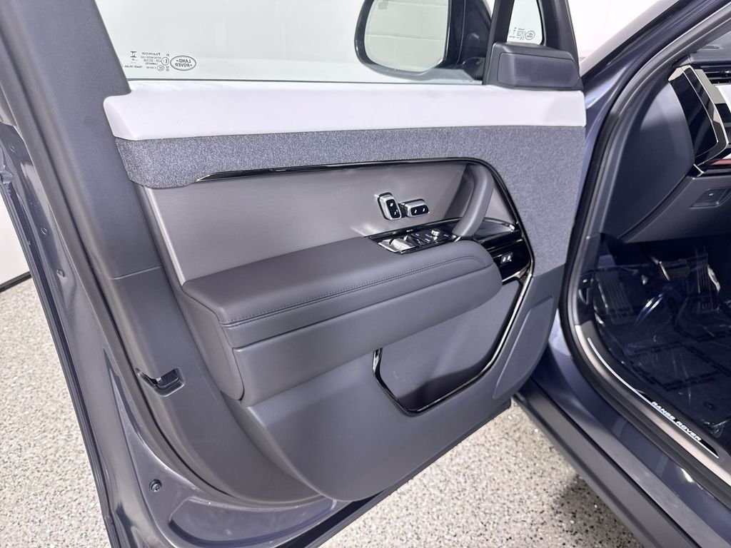 New 2026 Varesine Blue Land Rover Dynamic SE image 13