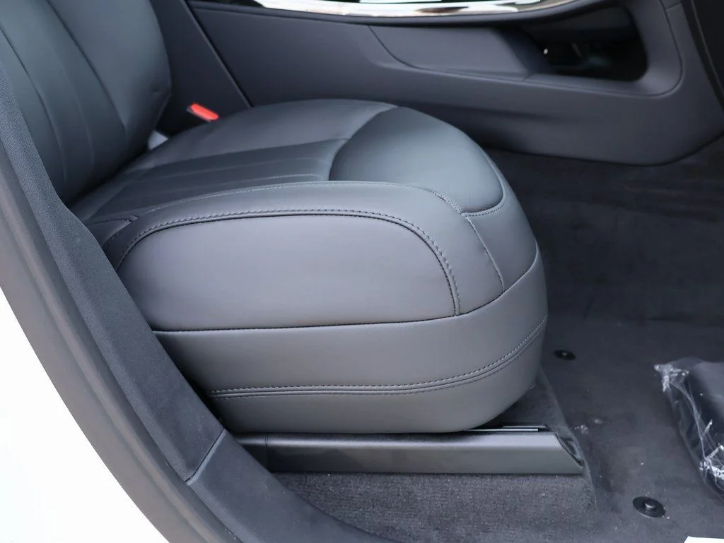 New 2025 Fuji White Land Rover Dynamic SE image 12