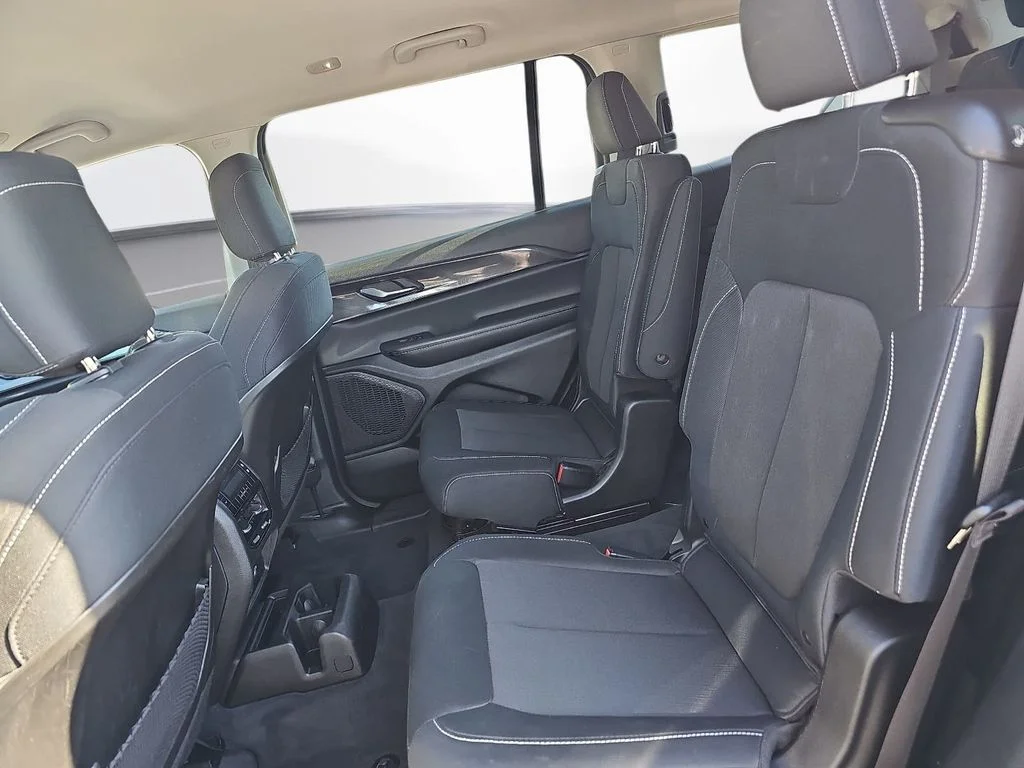 Used 2023 Silver Jeep Laredo image 14